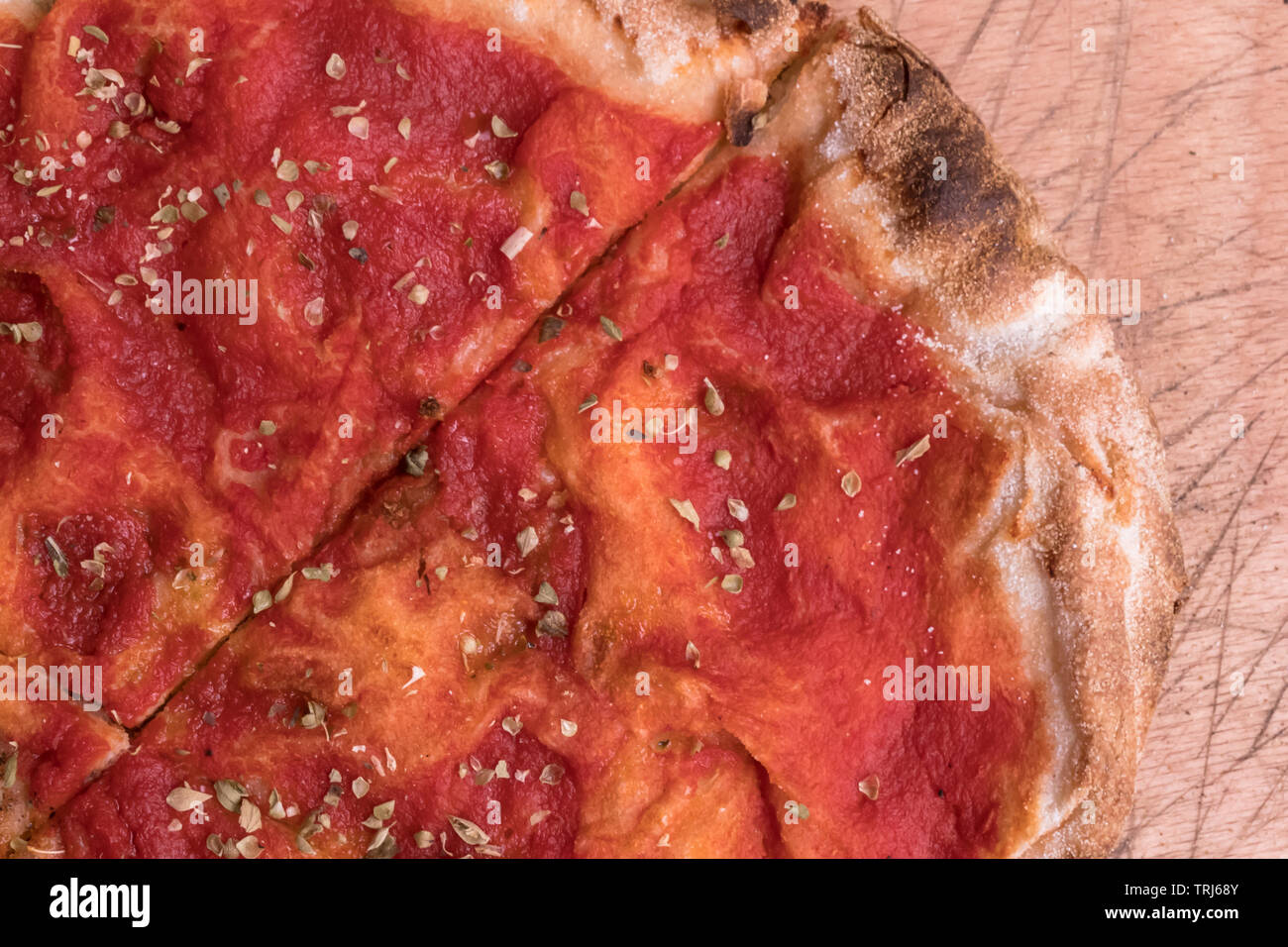 Pinsa romana, recette originale. Ancêtre de la célèbre pizza. Sa principale caractéristique est dû à un mélange de farine, de la présence de levure mère, absence o Banque D'Images