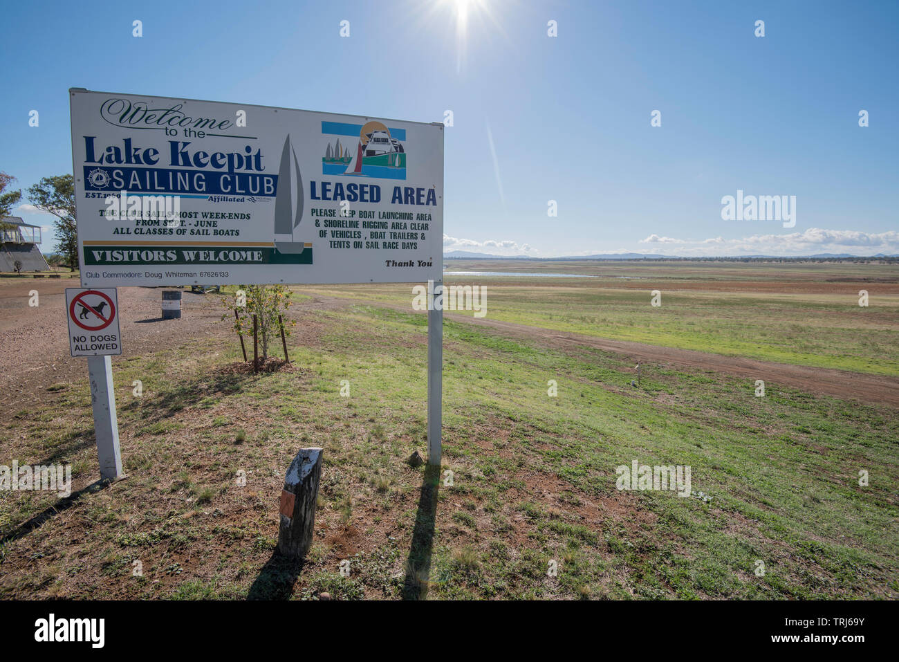 Mai 2019 Keepit Barrage, Gunnedah, Australie : avec le barrage de 0,6 % de sa capacité le club nautique local est normal et à des zones de lancement sont élevés et secs. Banque D'Images