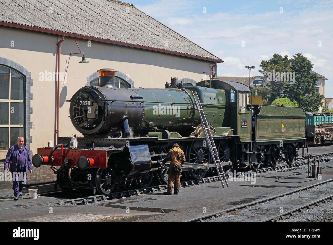 Les bénévoles qui travaillent sur le Manoir Odney vintage locomotive à vapeur West Somerset Railway Banque D'Images