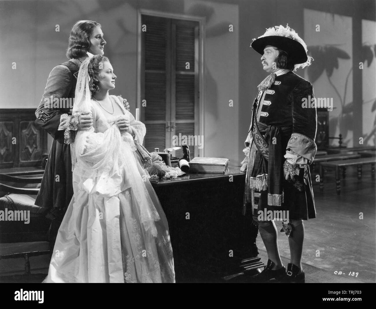 ERROL FLYNN Olivia de Havilland et Lionel Atwill dans CAPITAINE BLOOD Michael Curtiz 1935 roman directeur Rafael Sabatini costumes Milo Anderson musique Erich Wolfgang Korngold Cosmopolitan Productions / Warner Bros. Banque D'Images