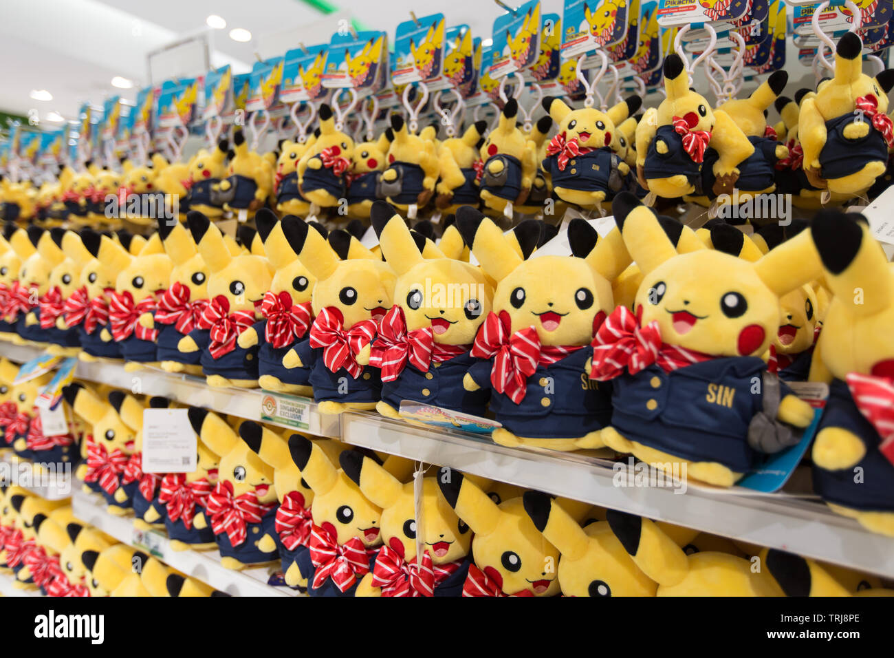 Pikachu plushies dress dans l'équipage de cabine à l'aéroport de Changi vêtements bijoux, Singapour Banque D'Images