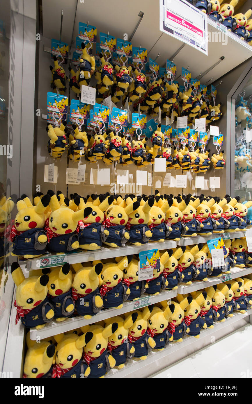 Pikachu s'habillent de l'équipage de cabine exclusive uniforme à l'aéroport  Changi de Singapour, Jewel Photo Stock - Alamy