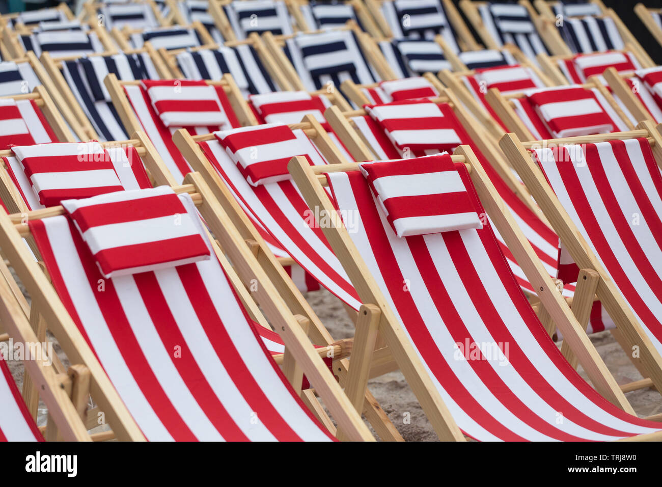Vue rapprochée de plusieurs bande blanche rouge et bleu chaise de plage chaise de plage à rayures blanches outdoor Banque D'Images