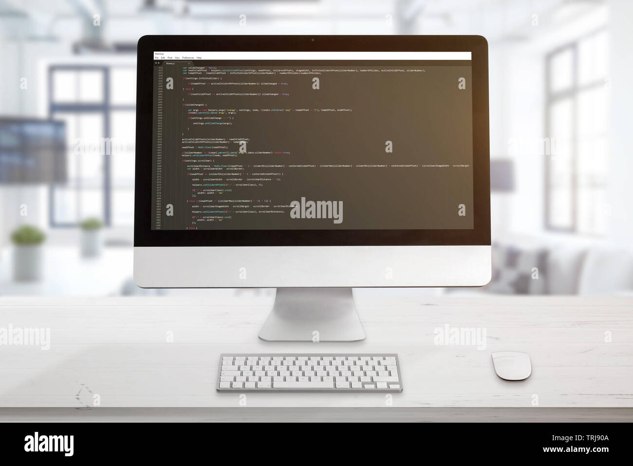 L'écran de l'ordinateur avec l'éditeur de code. Le concept de travail d'un développeur. Le bureau est dans l'arrière-plan. Banque D'Images