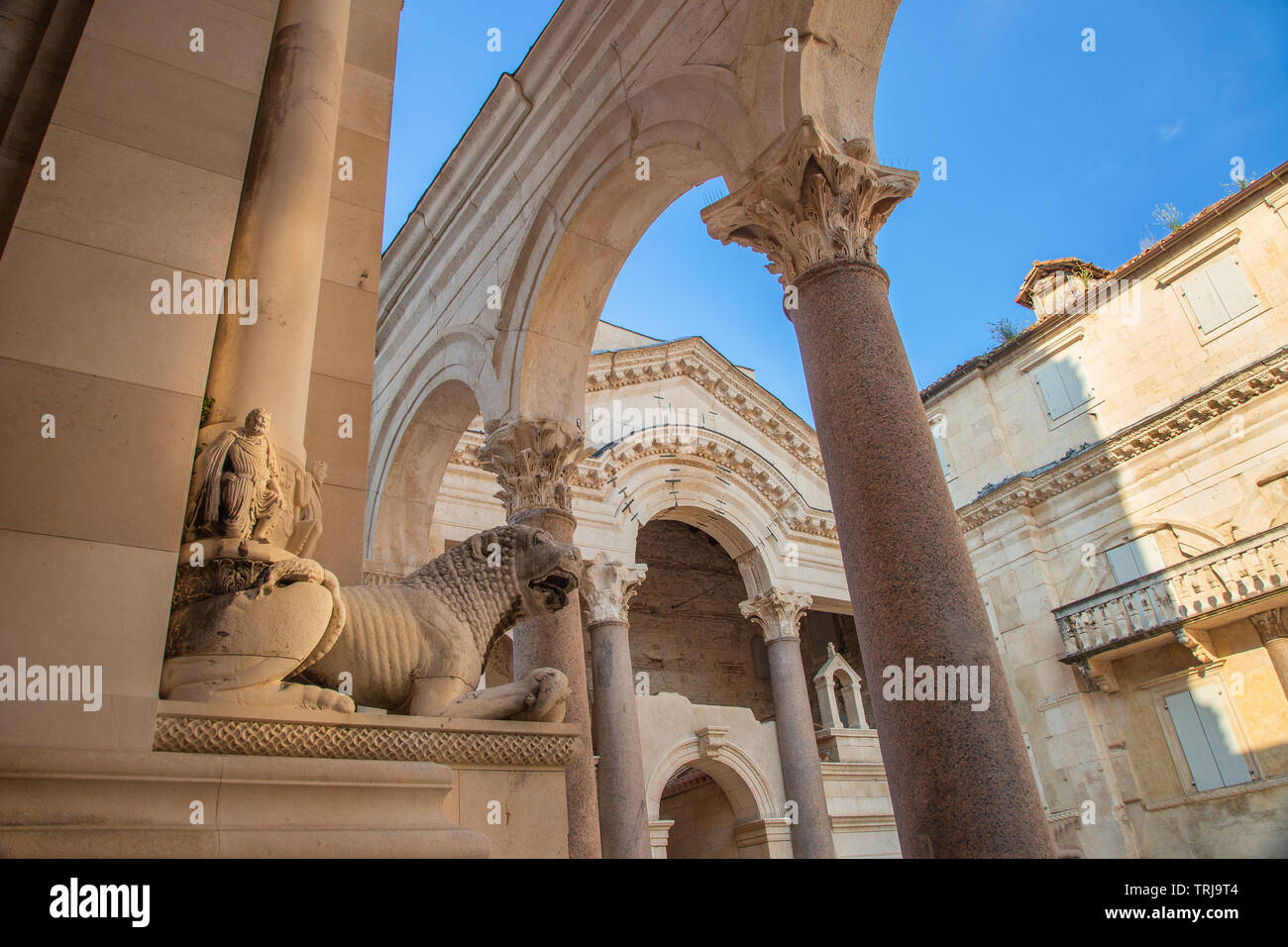 Split, Croatie, ou à l'intérieur du péristyle du palais de Dioclétien peristil dans la vieille ville, des statues de lions en pierre et des arches de l'époque romaine antique Banque D'Images