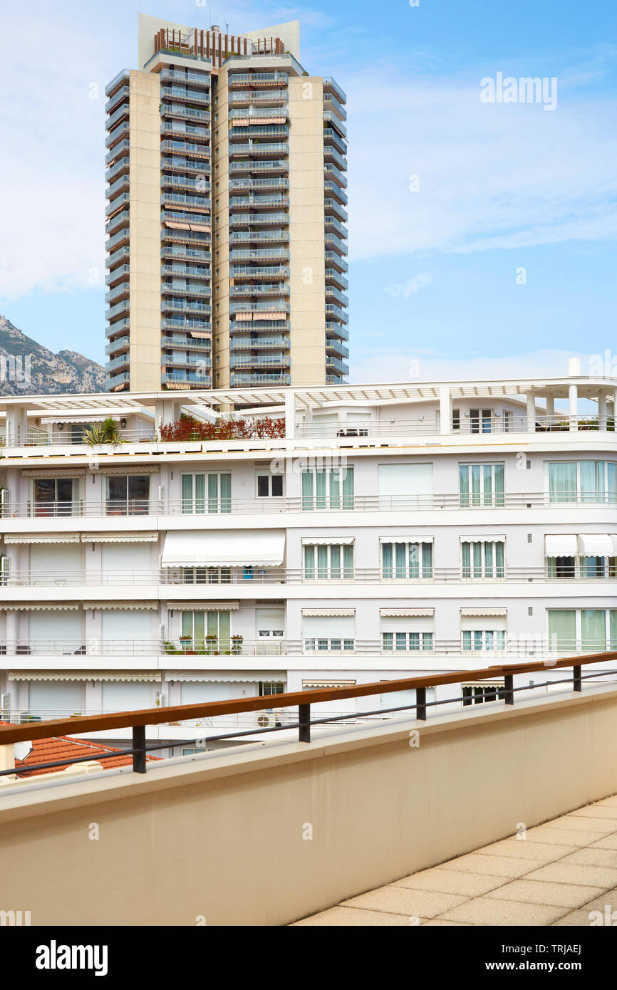 MONTE CARLO, MONACO - 20 août 2016 Monte Carlo : terrasse avec vue sur la construction de gratte-ciel et blanc dans une journée d'été à Monaco Banque D'Images