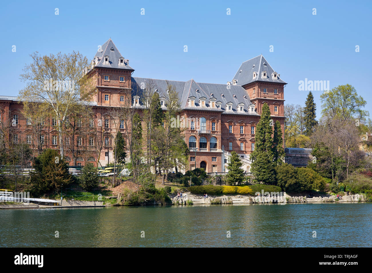 TURIN, ITALIE - 31 mars 2019 : Château du Valentino et fleuve Po dans une journée ensoleillée, ciel bleu clair dans le Piémont, Turin, Italie. Banque D'Images
