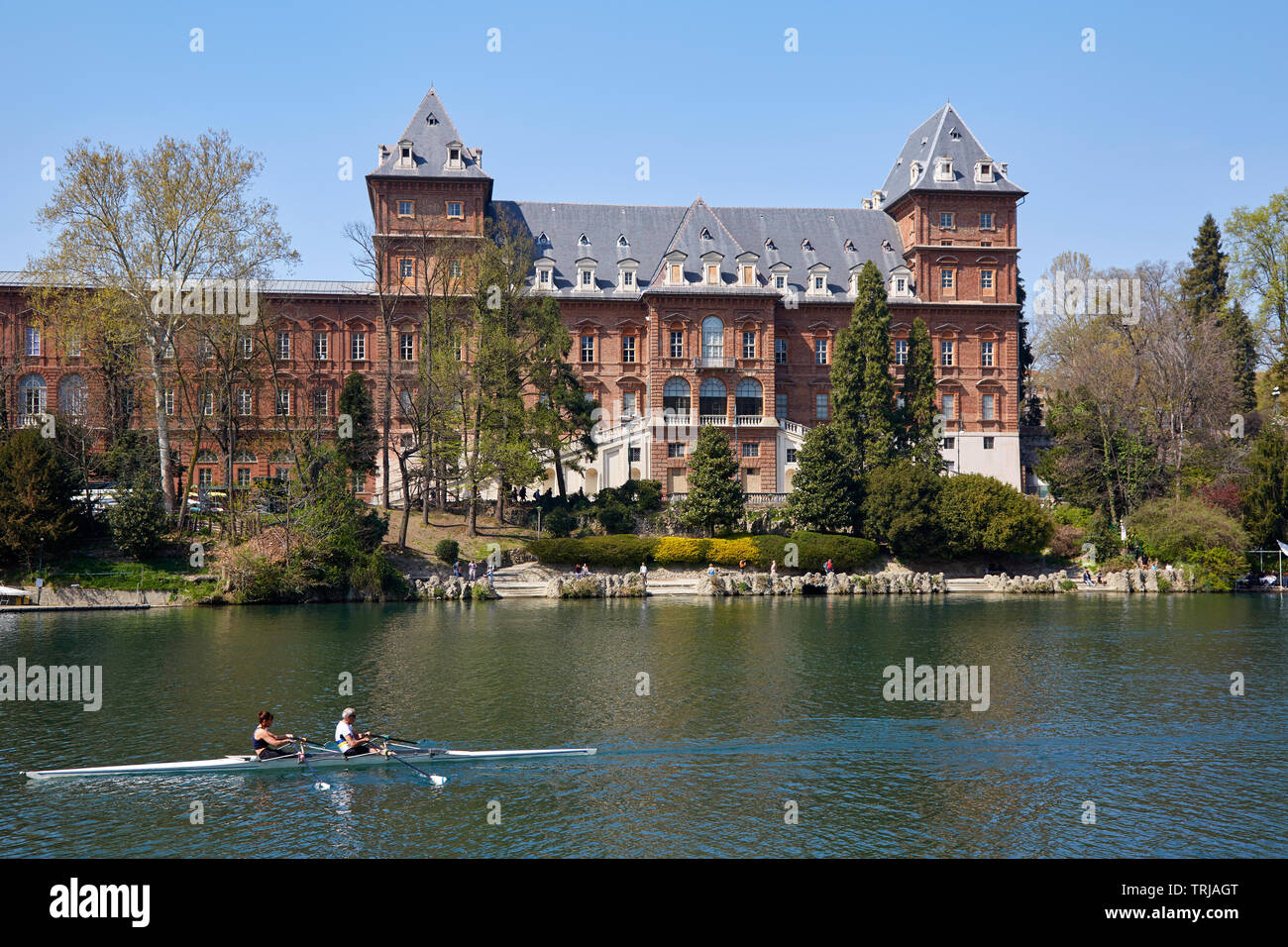 TURIN, ITALIE - 31 mars 2019 : Château du Valentino et façade de briques rouges avec des personnes pô l'aviron dans le Piémont, Turin, Italie. Banque D'Images