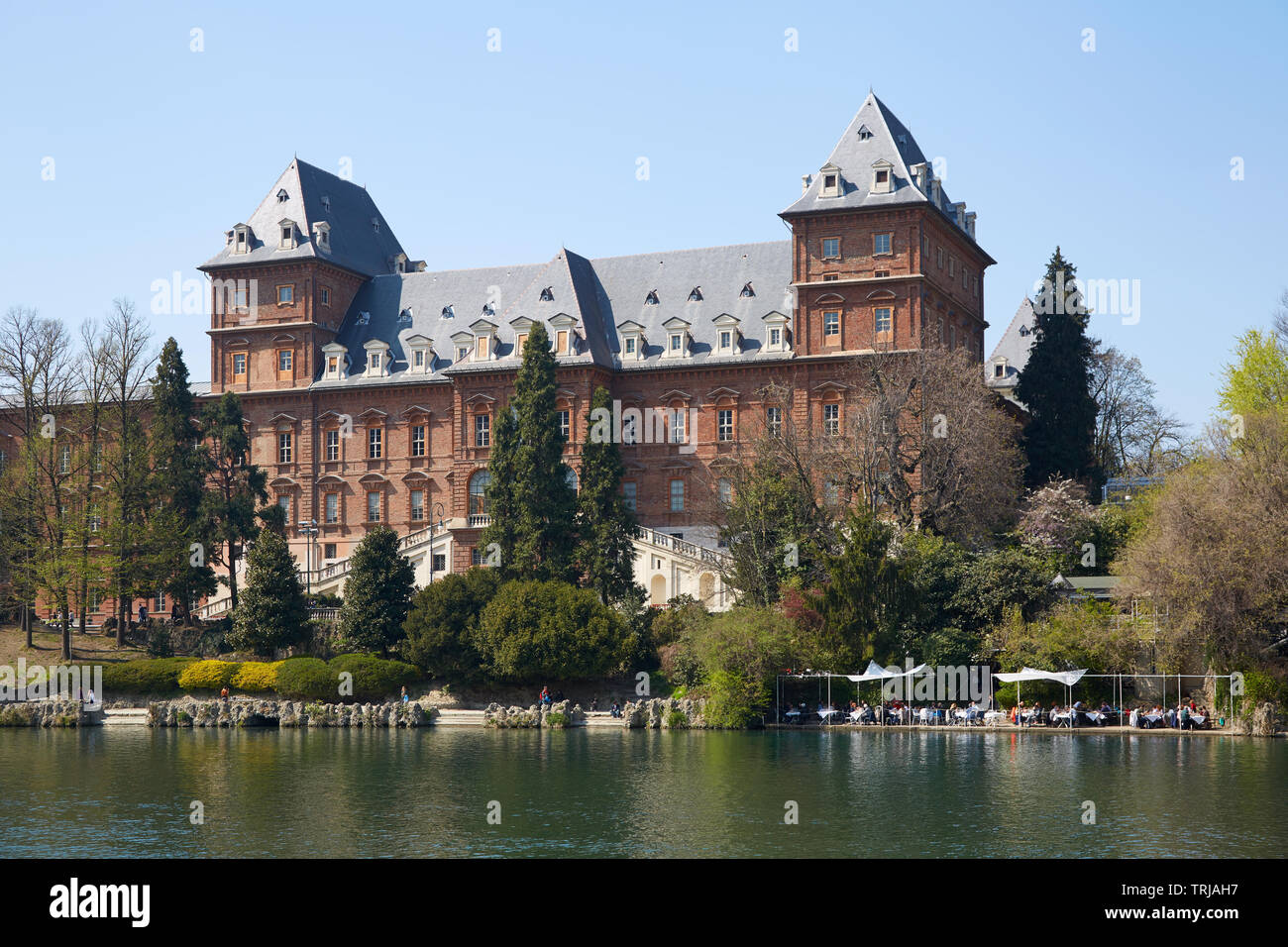 TURIN, ITALIE - 31 mars 2019 : Château du Valentino et façade de briques rouges de la rivière Po banques avec les gens dans le Piémont, Turin, Italie. Banque D'Images