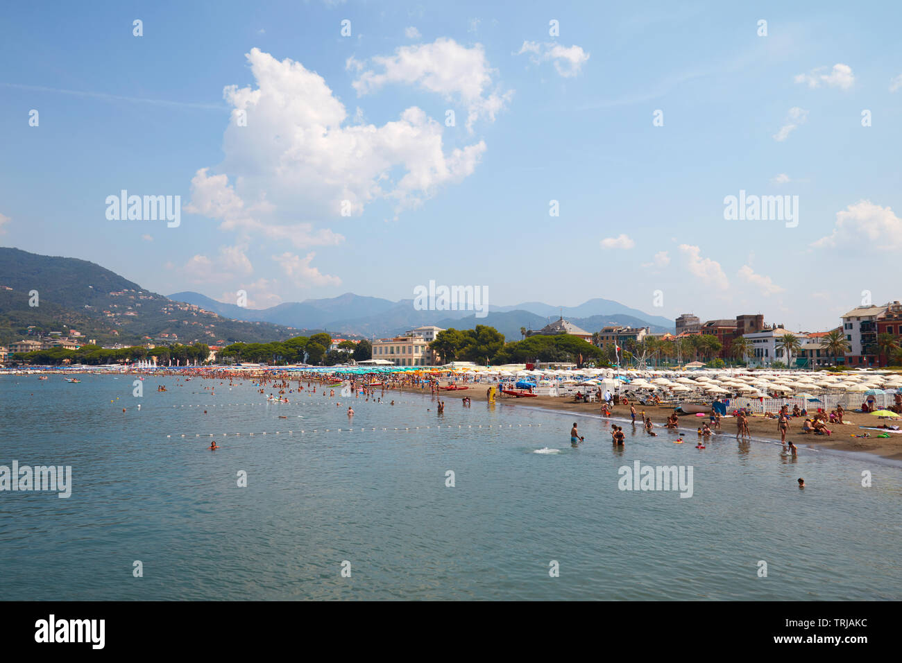 SESTRI LEVANTE, ITALIE - 23 août 2018 : Sestri Levante, littoral de la côte avec des gens dans une journée ensoleillée en Italie Banque D'Images