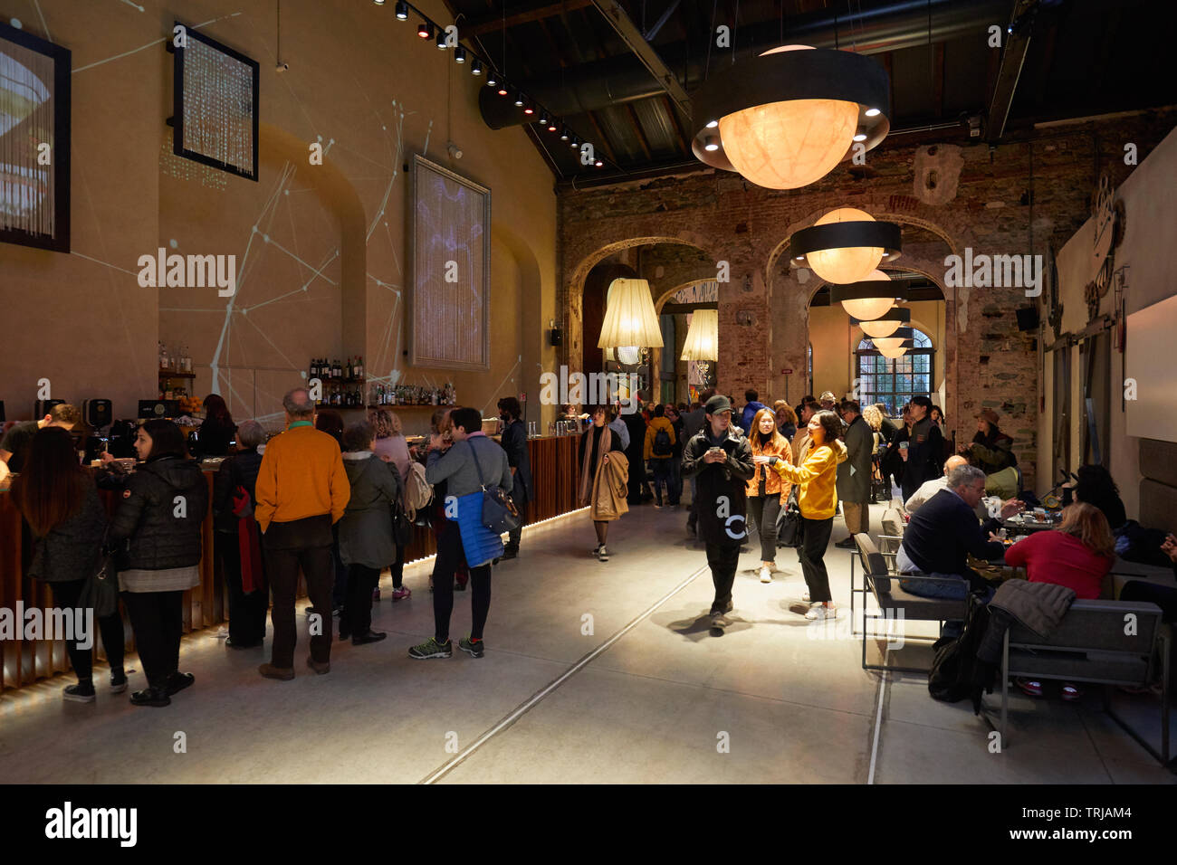 TURIN, ITALIE - 3 novembre, 2018 : Ogr, Officine Grandi Riparazioni cafe intérieur avec les gens, le soir, à Turin, en Italie. Banque D'Images