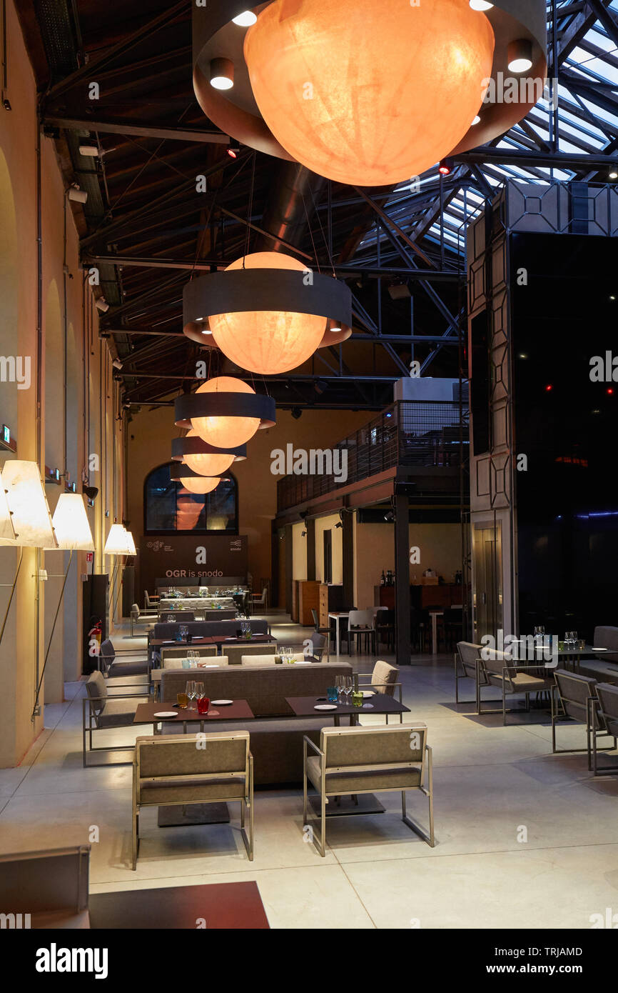TURIN, ITALIE - 3 novembre, 2018 : Ogr, Officine Grandi Riparazioni Snodo restaurant intérieur, soir à Turin, Italie. Banque D'Images