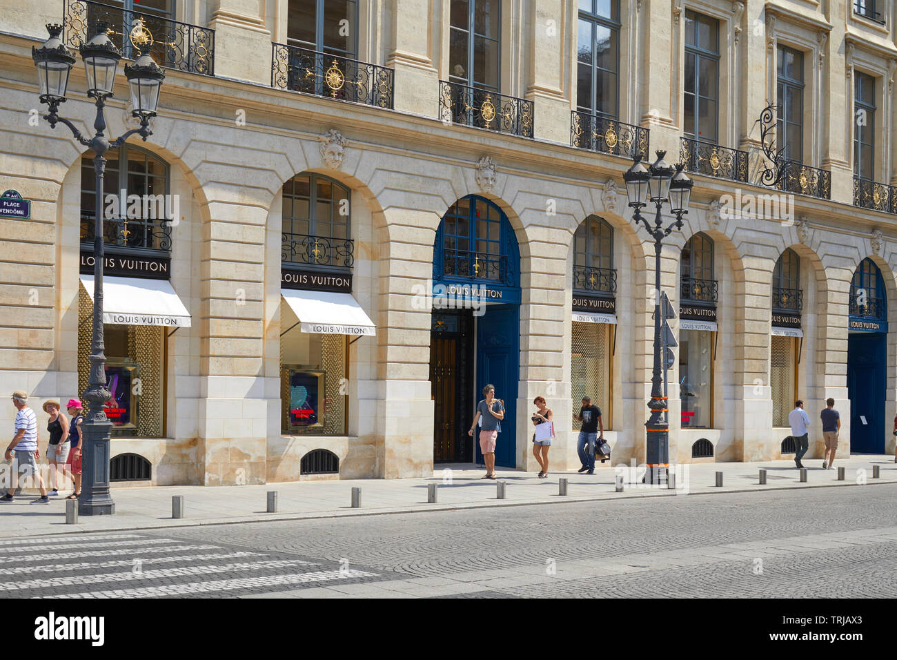 PARIS, FRANCE - 07 juillet 2018 : Louis Vuitton boutique de la place Vendôme à Paris, les gens qui passent dans une journée ensoleillée Banque D'Images