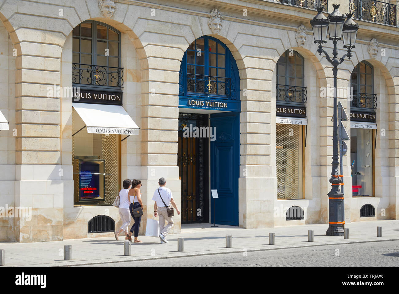 PARIS, FRANCE - 07 juillet 2018 : Louis Vuitton store de la place Vendôme à Paris, les gens qui passent dans une journée ensoleillée Banque D'Images