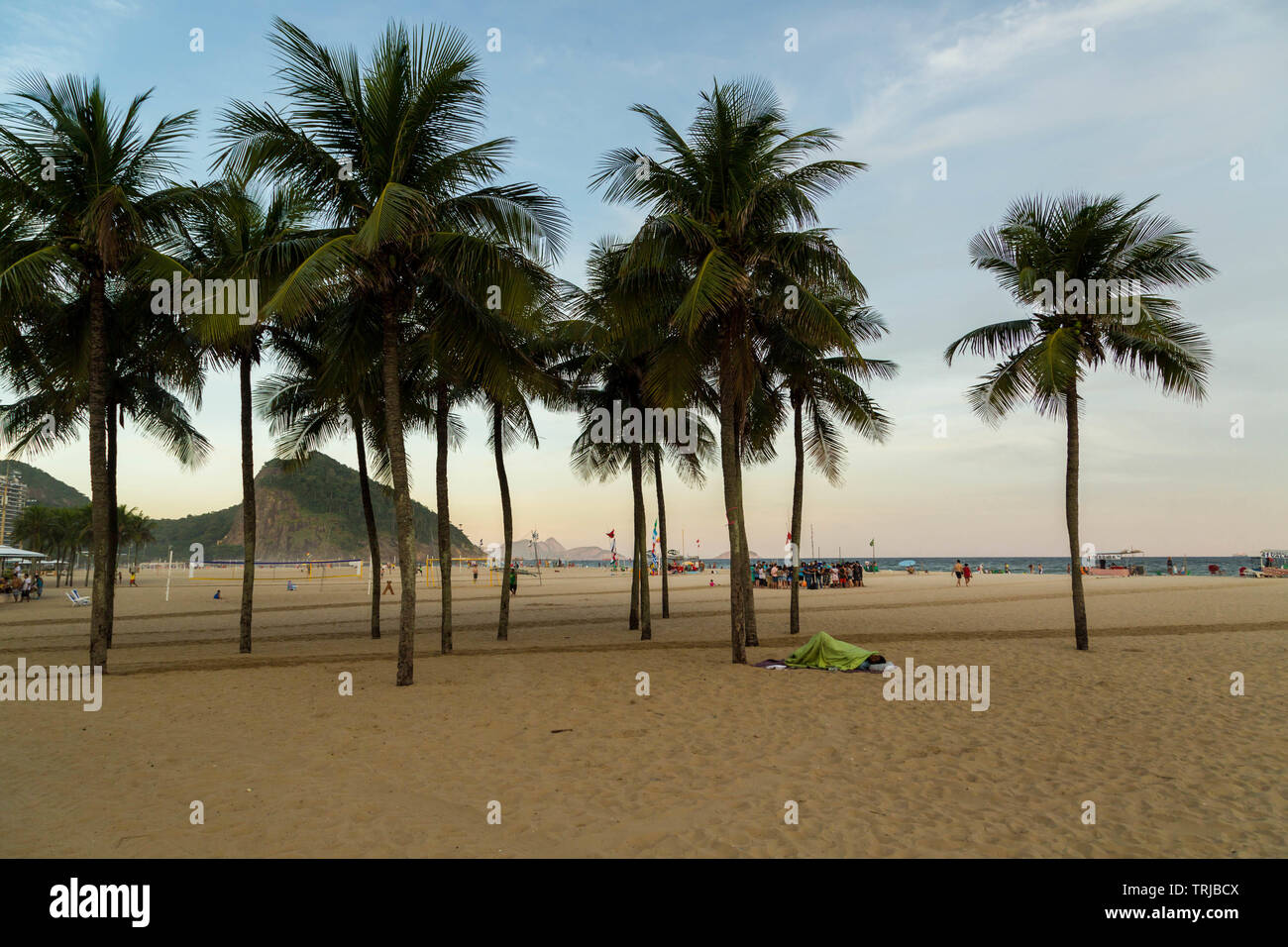 Les hommes sans-abri dormir sur la plage, à Rio de Janeiro, Brésil Banque D'Images