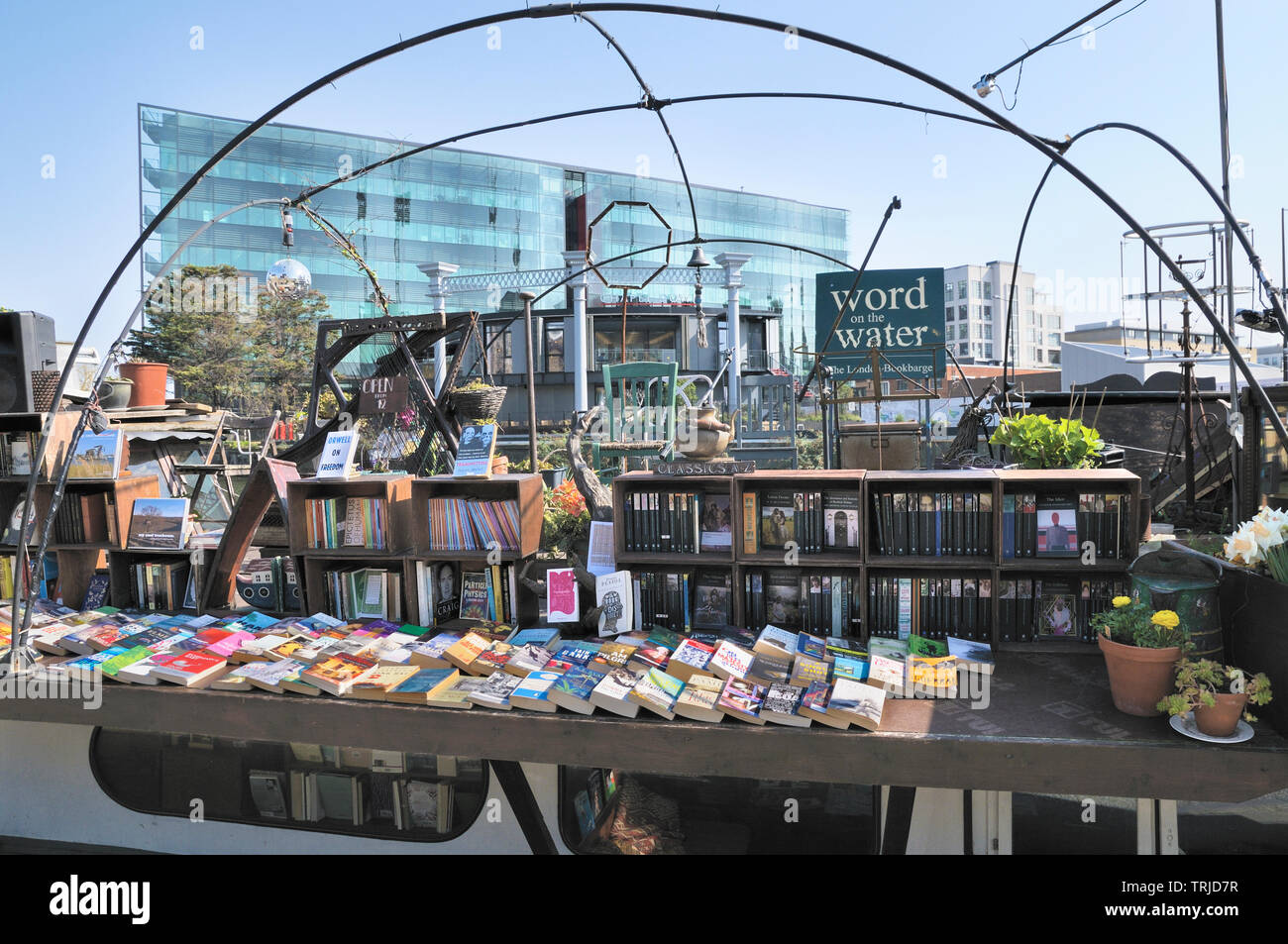 Mot sur l'eau - La London Bookbarge - une librairie flottants amarrés sur Regent's Canal à King's Cross, Londres, Angleterre, Royaume-Uni Banque D'Images