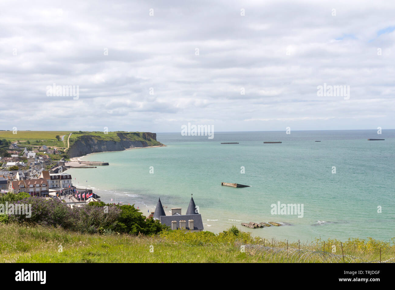 La vue depuis les falaises au-dessus de Arromanches-les-Bains sur Gold Beach et le reste de la port Mulberry, Normandie, France, Europe Banque D'Images