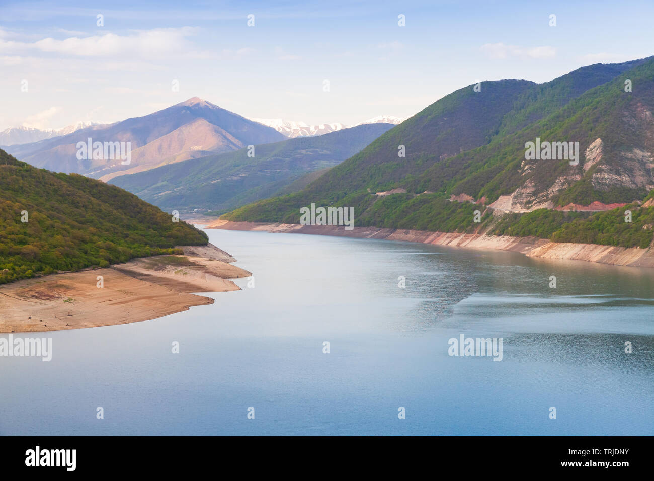 Réservoir Zhinvali. Paysage géorgien avec lac de montagne dans la région de montagnes du Caucase près de village Ananuri Banque D'Images