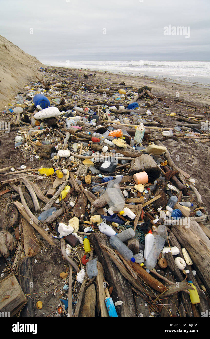 Corbeille beach la pollution. Les ordures, déchets de plastique, et sur la plage Banque D'Images