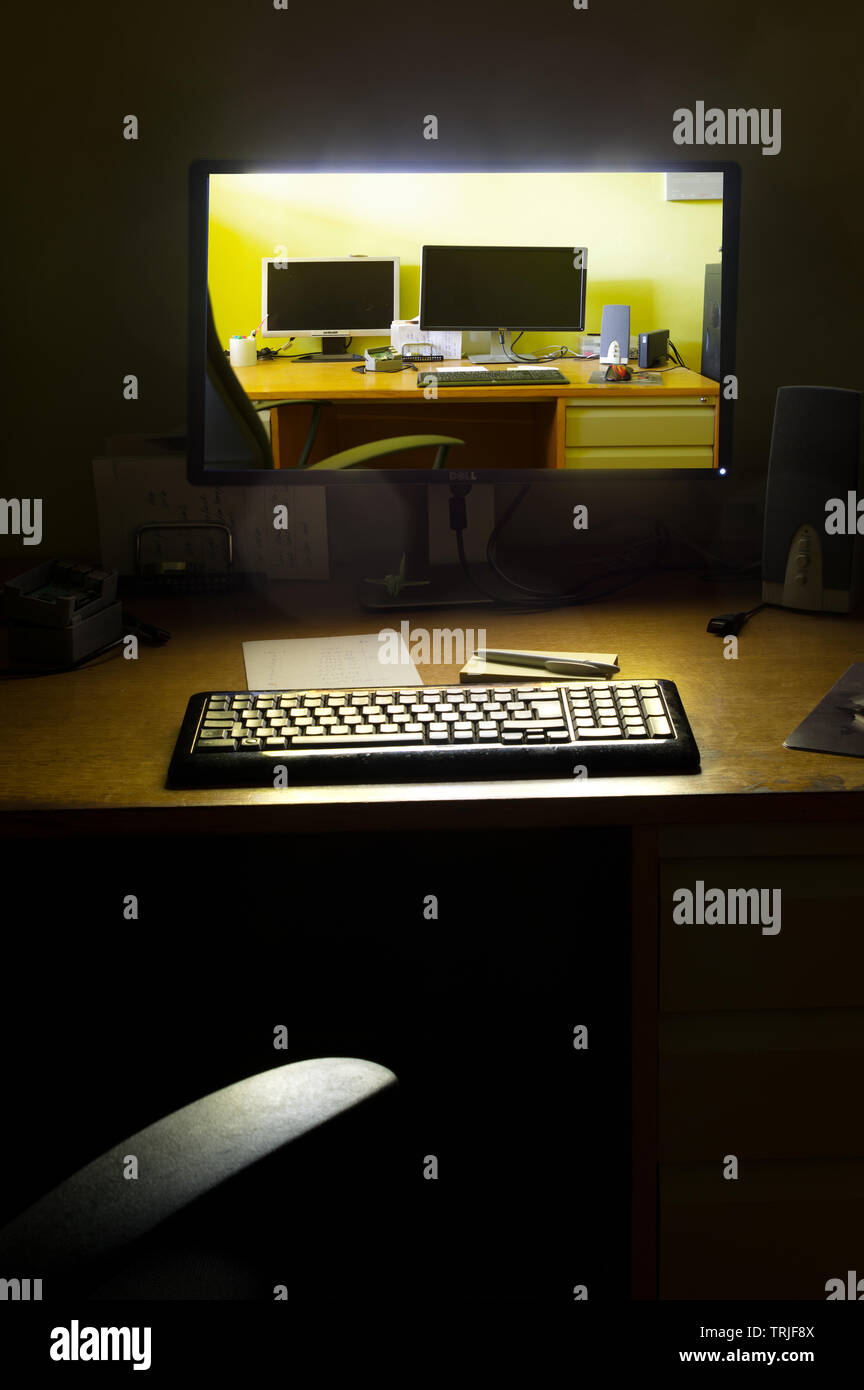 Écran d'ordinateur allumé la nuit Banque D'Images