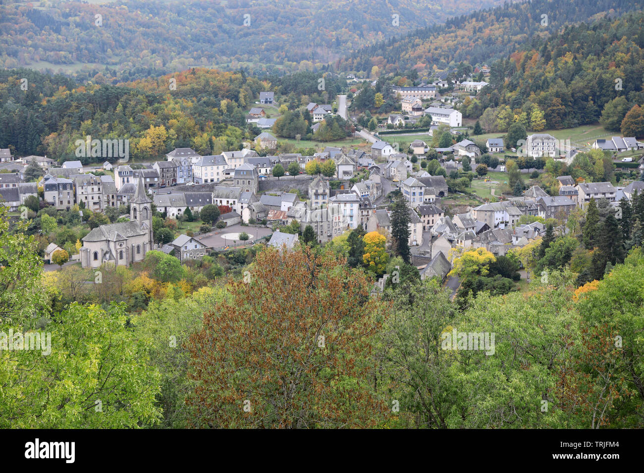 Grande vue sur le village de Murol, Puy-de-Dôme, Auvergne, France Banque D'Images