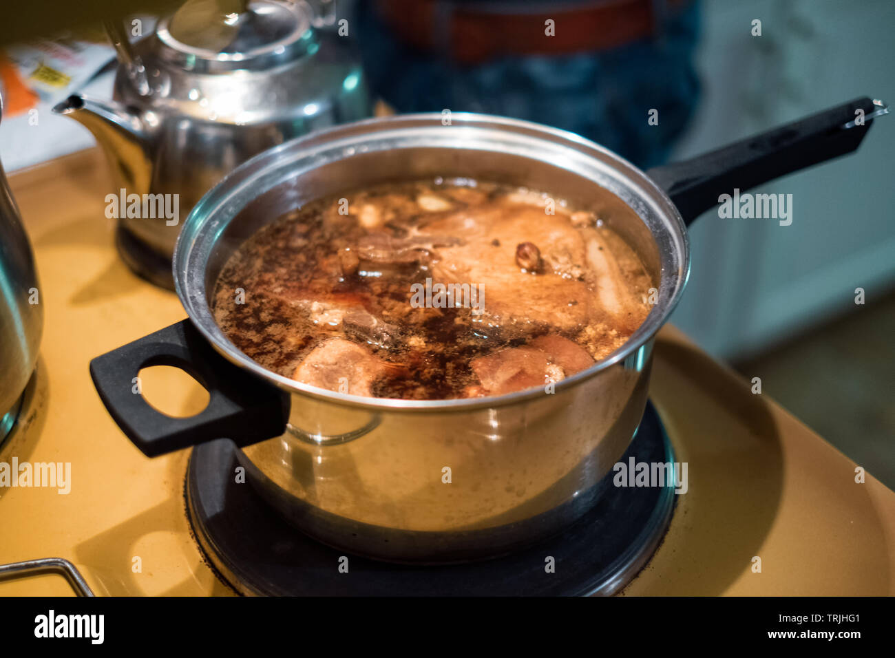 L'étuvée de porc sauce en pot. Style cuisine asiatique Banque D'Images