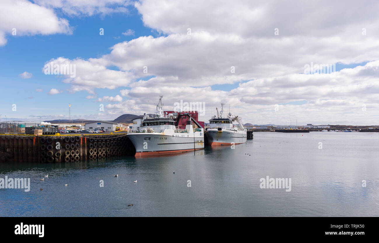 GRINDAVIK, ISLANDE - bateaux de pêche amarrés au port de la ville dans le sud-ouest de l'Islande. Banque D'Images
