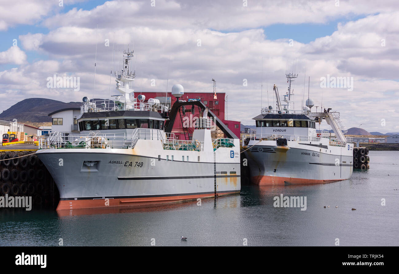 GRINDAVIK, ISLANDE - bateaux de pêche amarrés au port de la ville dans le sud-ouest de l'Islande. Banque D'Images