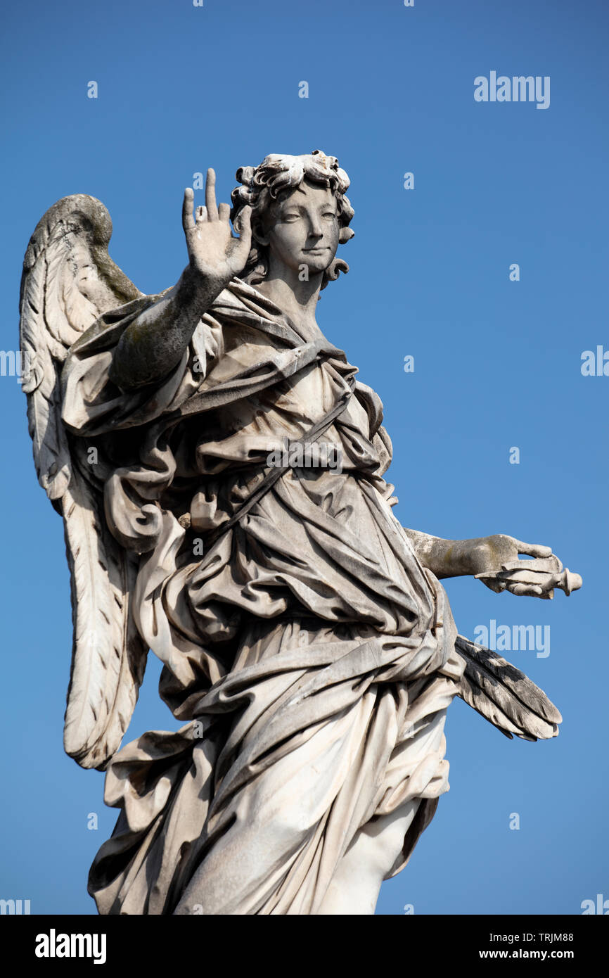 La statue en marbre de l'Ange avec les clous sur le Ponte Sant'Angelo. La statue baroque peut être vu contre un fond bleu ciel d'été. Banque D'Images