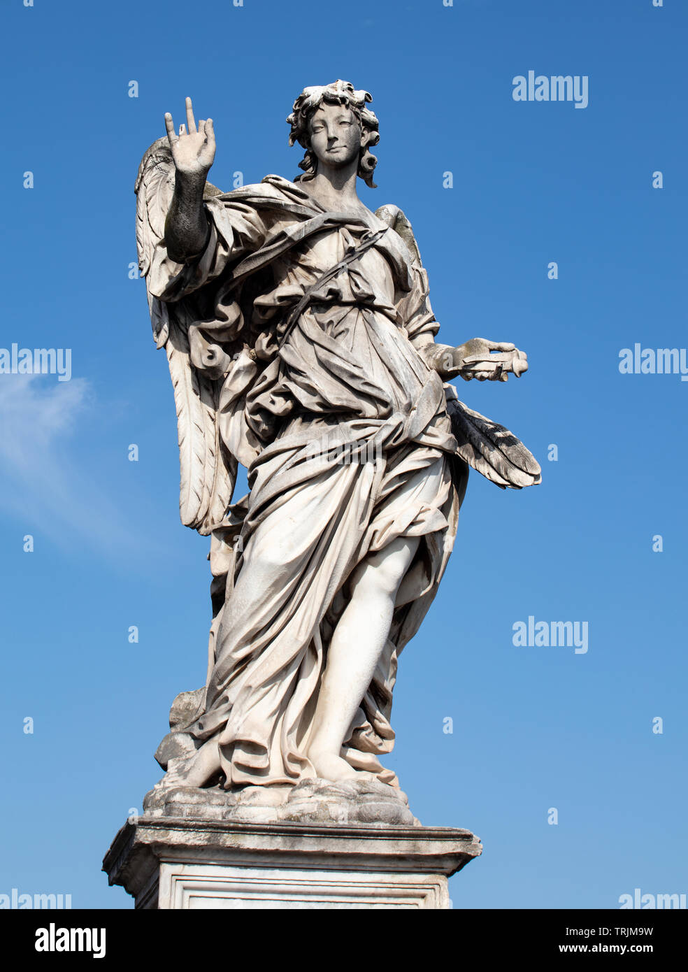 La statue en marbre de l'Ange avec les clous sur le Ponte Sant'Angelo. La statue baroque peut être vu contre un fond bleu ciel d'été. Banque D'Images