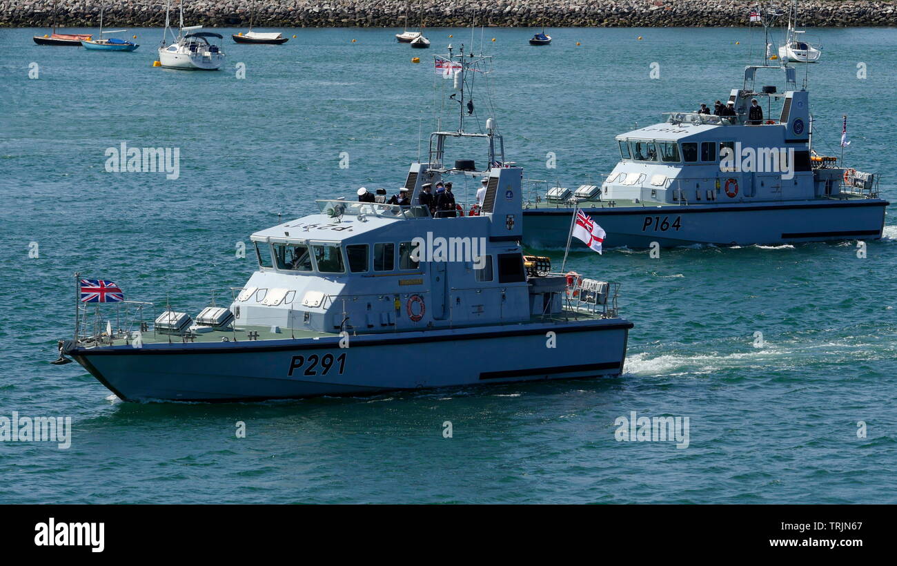 AJAXNETPHOTO. Juin 3rd, 2019. PORTSMOUTH, Angleterre. - Plomb - ESCORTE DE NAVIRES DE PATROUILLE DE CLASSE ARCHER (L-R) le HMS Puncher (P291) et le HMS EXPLORER (P164) étaient deux DES QUATRE DE LA CLASSE AGISSANT EN TANT QU'ESCORTE DE PLOMB POUR L'EX FORCES CÔTIÈRES ET DE DUNKERQUE PEU FLOTTILLE DE NAVIRES EN DIRECTION DE LA NORMANDIE À LA FRANCE POUR LE 75ÈME ANNIVERSAIRE D-Day commémorations. PHOTO:JONATHAN EASTLAND/AJAX REF:190306 GX8  333 Banque D'Images