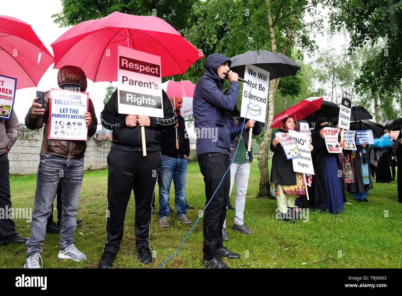 Birmingham, UK - Vendredi 7 juin 2019 - Le chant des manifestants près de l'école primaire du parc Anderton à Birmingham dans une protestation contre le programme de l'éducation aucun étranger - une injonction de la Haute Cour est en vigueur pour empêcher les manifestants directement rassemblement à l'extérieur de l'école. Photo Steven Mai / Alamy Live News Banque D'Images