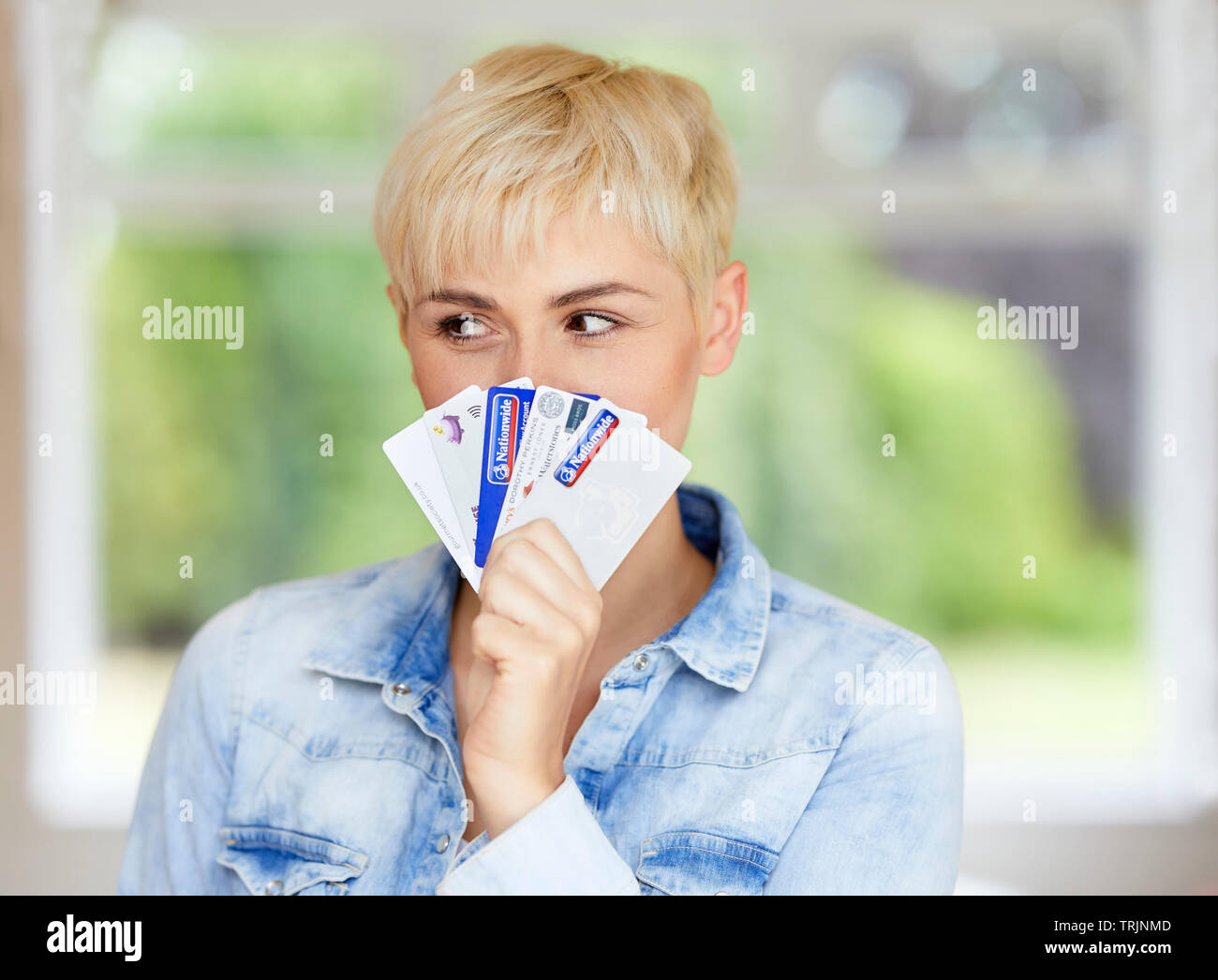 Woman holding credit cards Banque D'Images