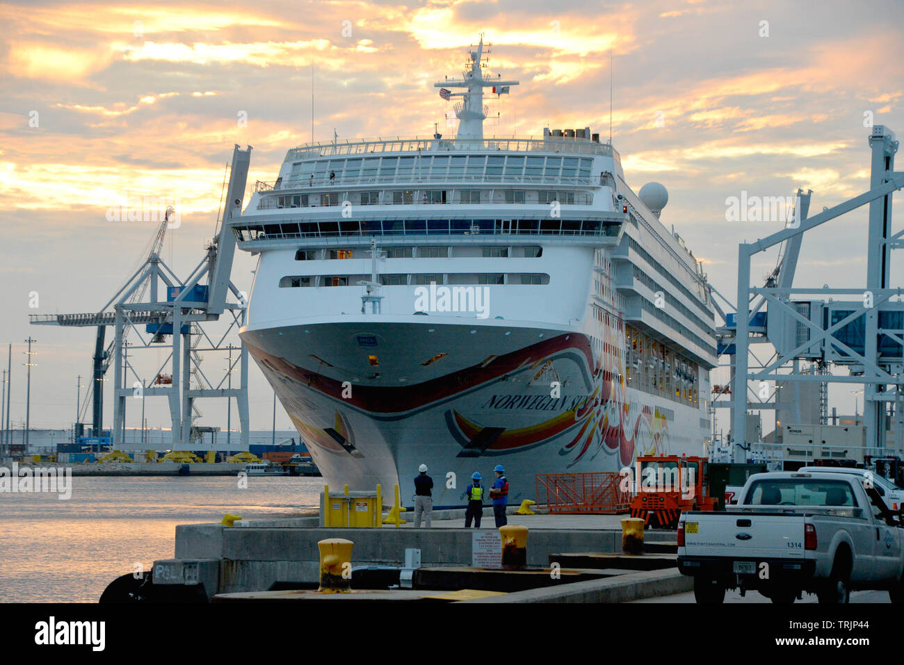 Port Canaveral. La Floride. USA. 7 juin 2019 "Fermer mais pas de cigares" est ce qu'un passager débarquant a déclaré qu'il a quitté le Norwegian Sun après avoir amarré. Les passagers ont été avisés par le capitaine du navire qu'en raison de nouvelles restrictions de voyage mis en place par le gouvernement des États-Unis cette semaine, le navire ne serait pas l'arrêt à La Havane. L'interdiction de l'administration d'atout comprend les visites, yachts privés, bateaux de pêche et navires de croisière. Crédit photo Julian Poireau / Alamy Live News Banque D'Images