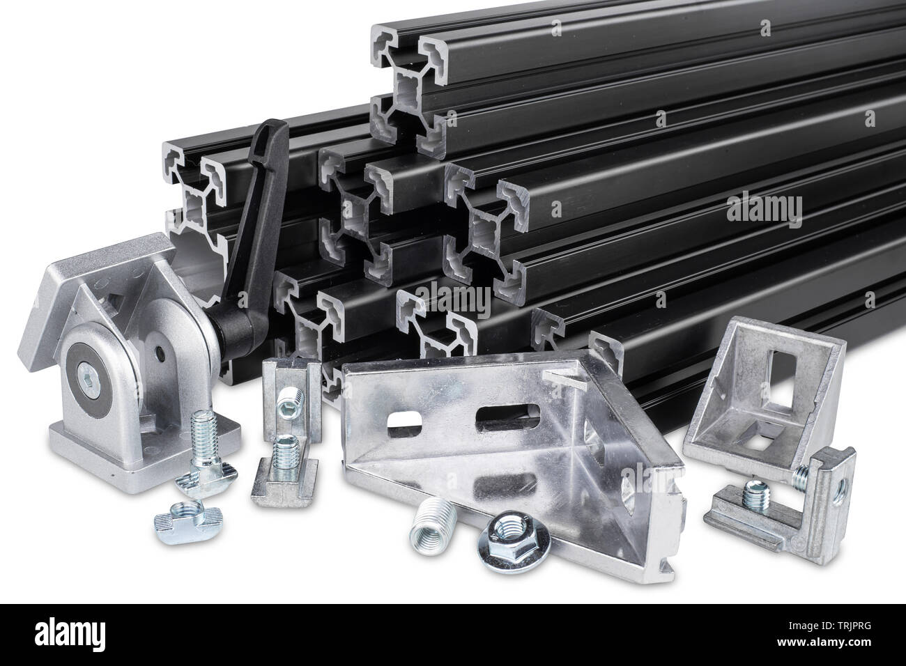 Pile de barres d'extrusion en aluminium anodisé noir, connecteur, joint, visser l'écrou , l'emplacement et de l'équerre d'isolé sur fond blanc. Metal Construction Banque D'Images