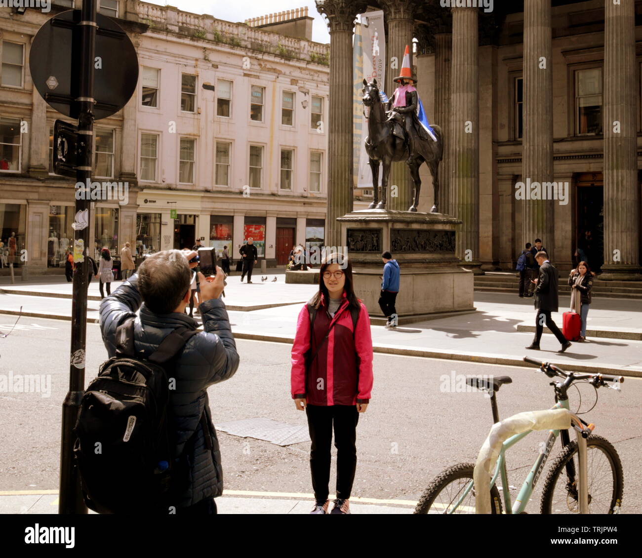 Glasgow, Scotland, UK 7 Juin, 2019.Woman's world cup commence aujourd'hui et dans la ville avec un remaniement de l'établissement emblématique de la ville, la nature indépendante le cône dirigé l'homme. La statue du duc de Wellington à l'extérieur du musée d'art moderne, le goma, a été donné une perruque blonde et une équipe haut rose avec une pancarte exprimant le soutien de l'équipe femme écossaise, C'est de l'Ecosse" nos filles notre jeu"qui jouent l'Angleterre le dimanche. Credit : Gérard Ferry/ Alamy Live News Banque D'Images