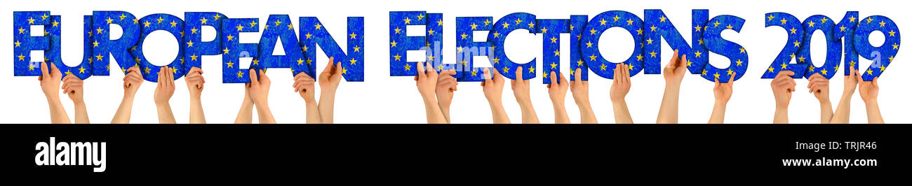 Les gens aux mains tenant en bois de lettrage lettre formant des mots élections européennes 2019 Union européenne euro couleurs du drapeau national de la politique de vote la démocratie c Banque D'Images