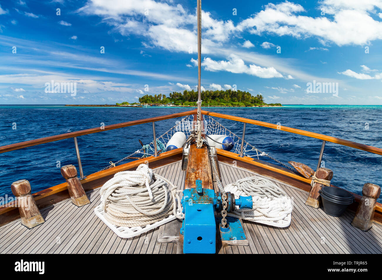 Yacht à voile de luxe en face de tropical Paradise Island resort maldives avec barrière de corail et l'eau de l'océan bleu turquoise fond tourisme Banque D'Images