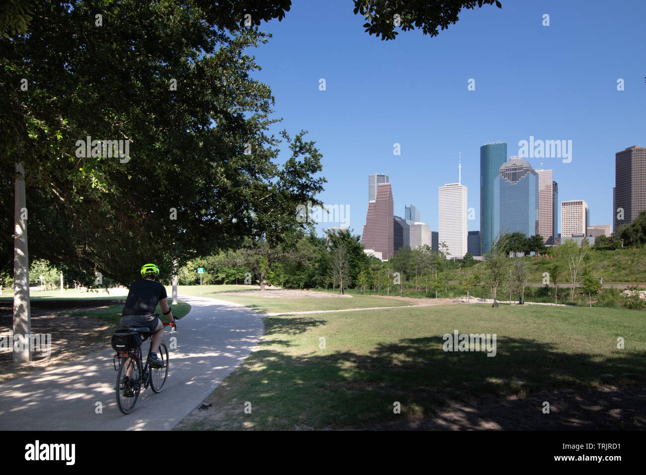 Le point de vue de la ligne d'horizon gratte-ciel de Houston de Buffalo Bayou. Le Bayou est utilisé par les randonneurs, les cyclistes et les personnes garder l'ajustement. Banque D'Images