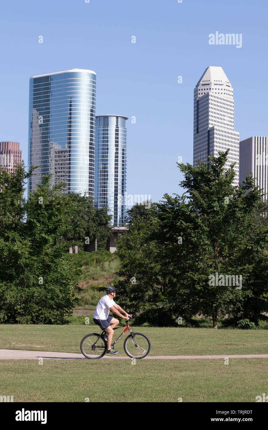 Le point de vue de la ligne d'horizon gratte-ciel de Houston de Buffalo Bayou. Le Bayou est utilisé par les randonneurs, les cyclistes et les personnes garder l'ajustement. Banque D'Images