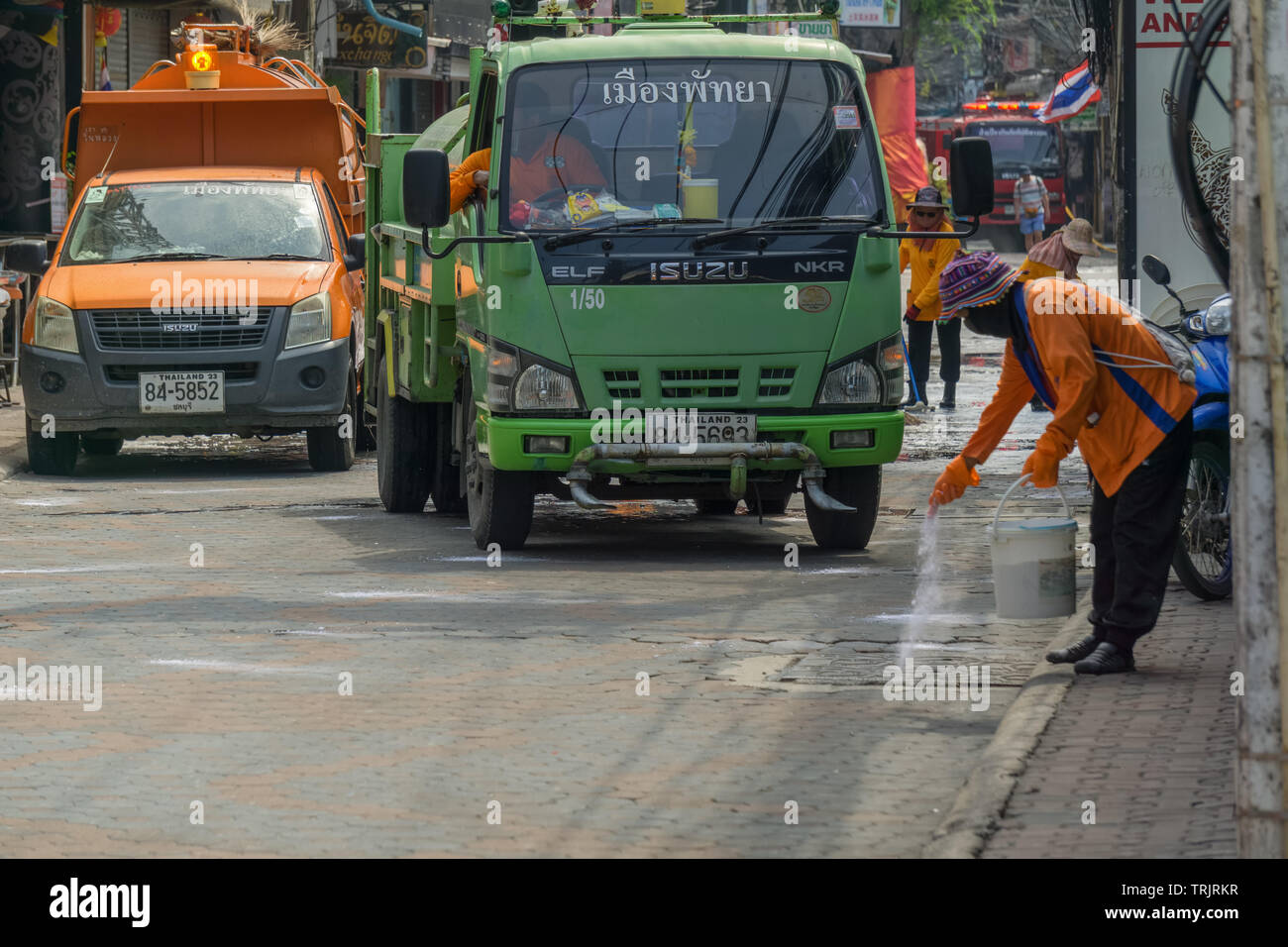 PATTAYA, THAÏLANDE - AVRIL 21,2019:Walking Street Ville travailleurs étaient le nettoyage de cette vie nocturne et touristiques dans la matinée. Banque D'Images