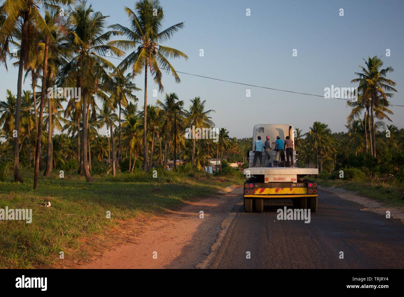 Équitation fusil de chasse sur un camion à plateau, Tofo (Mozambique) Banque D'Images