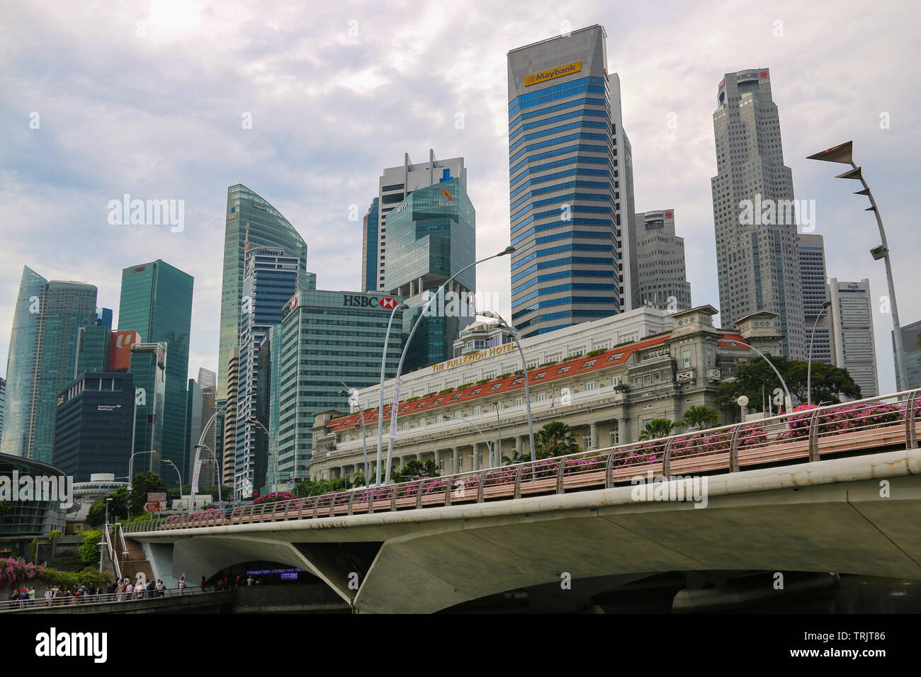 Vieux répond à de nouvelles - l'historique de l'hôtel Fullerton avec Singapores quartier d'affaires à l'arrière-plan Banque D'Images