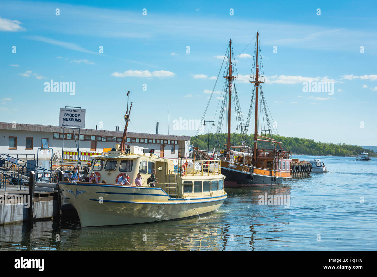 Ferry de Bygdoy, vue en été des personnes embarquant sur le petit ferry qui navigue entre la ville d'Oslo et la péninsule de Bygdoy, Norvège. Banque D'Images