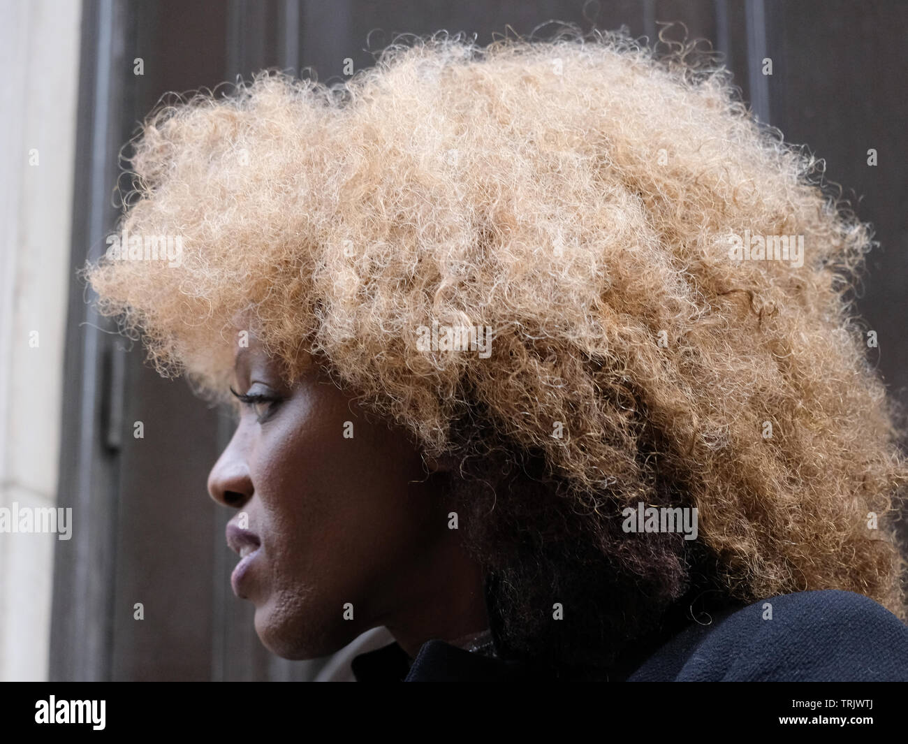 Afro blonde Banque de photographies et d'images à haute résolution - Alamy