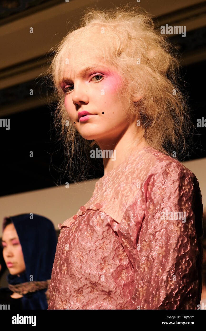 Modèle blond regardant l'appareil photo dans la présentation automne hiver 2019 du designer Livia Tang pendant la semaine de la mode de Londres. Banque D'Images