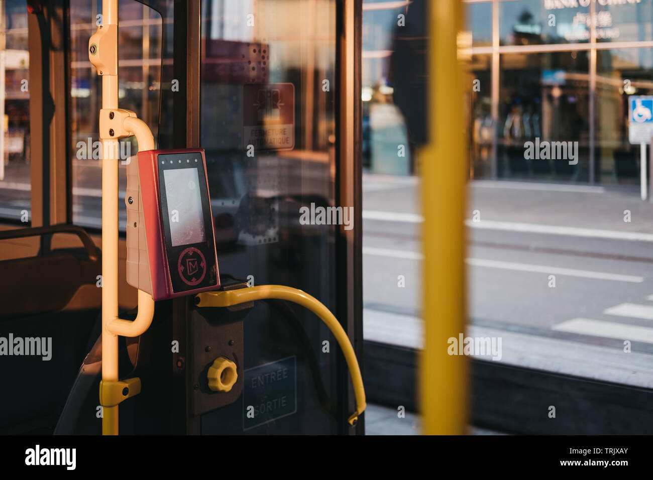 La Ville de Luxembourg, Luxembourg - 18 mai 2019 : moderne billet numérique et lecteur de carte d'un bus dans la ville de Luxembourg. La ville possède un réseau de 31 lignes de bus Banque D'Images
