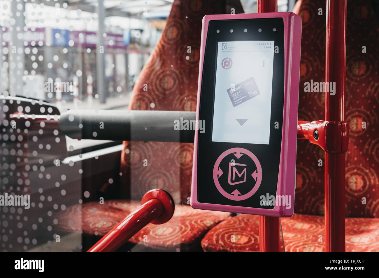 La Ville de Luxembourg, Luxembourg - 18 mai 2019 : moderne billet numérique et lecteur de carte d'un bus dans la ville de Luxembourg. La ville possède un réseau de 31 lignes de bus Banque D'Images