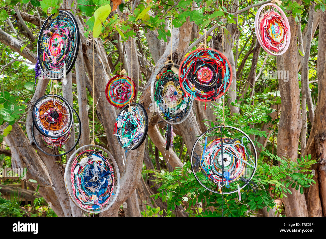 Location jantes et autres déchets des plages de Floride et l'océan Atlantique, upcycled dans un affichage public coloré au Hollywood North Beach Park, Floride Banque D'Images