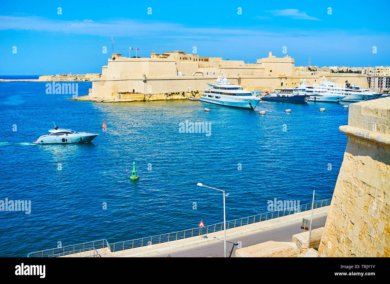 Les remparts de Senglea Vittoriosa donnent sur la marina et la ville médiévale de Birgu avec Fort St Angelo, Malte Banque D'Images